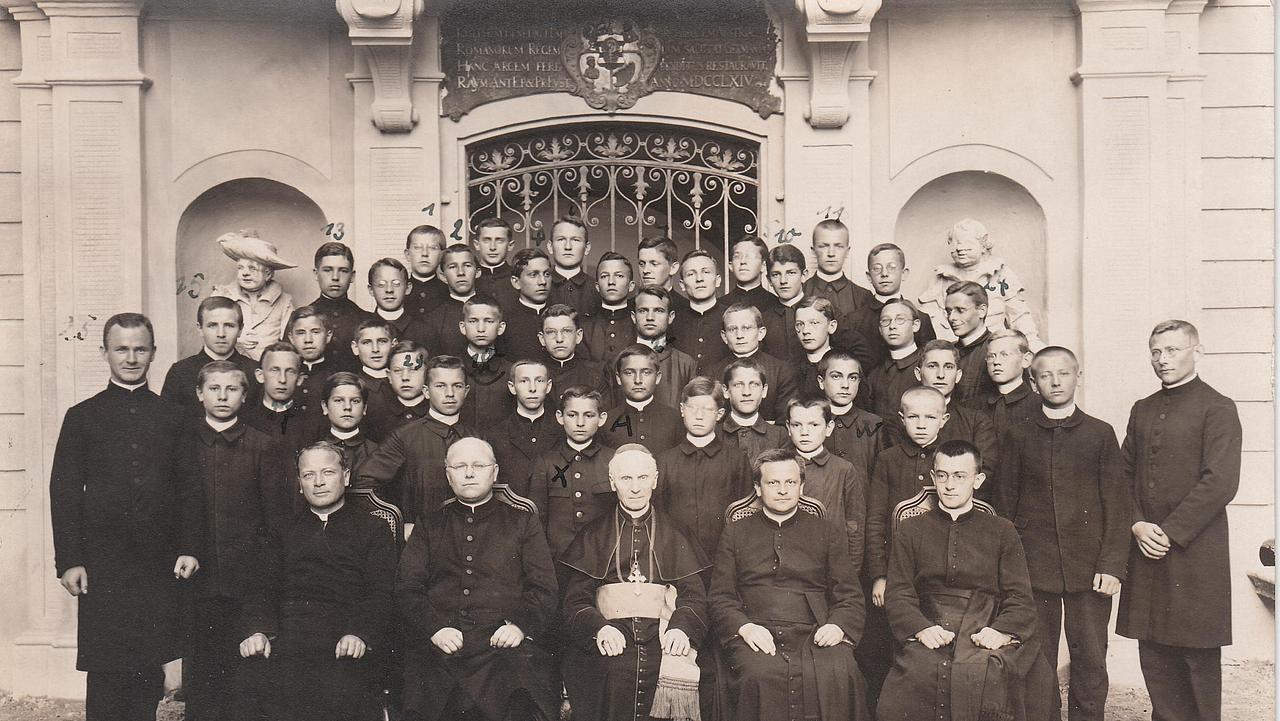 Bischof Johannes Leo von Mergel und Regens Michael Rackl mit Seminaristen auf Schloss Hirschberg, 1925