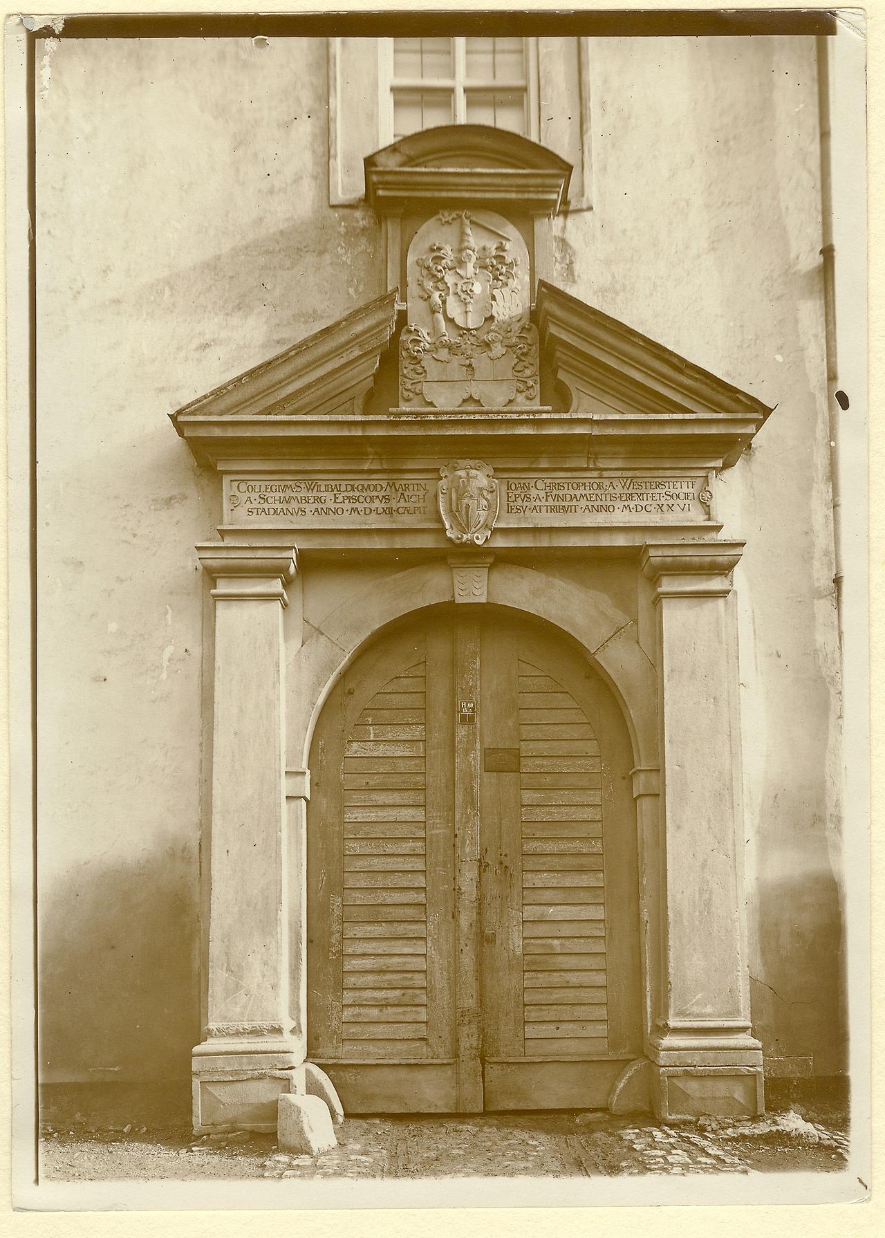 Einfahrtstor vom Leonrodplatz aus mit den Gründungsdaten des Collegium Willibaldinum, um 1910