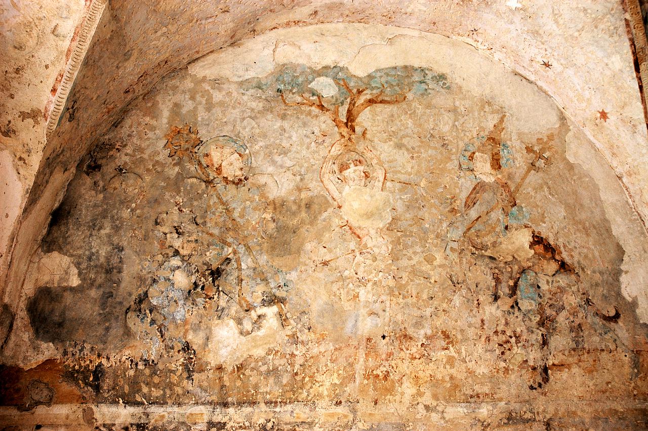 In einem Fragment eines spätgotischen Freskos wird das Martyrium des hl. Sebastian vorgeführt. 