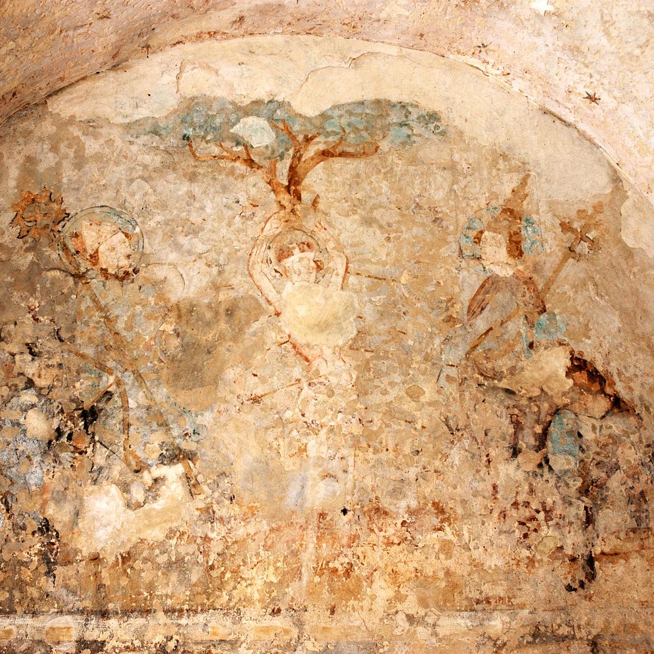 In einem Fragment eines spätgotischen Freskos wird das Martyrium des hl. Sebastian dargestellt.