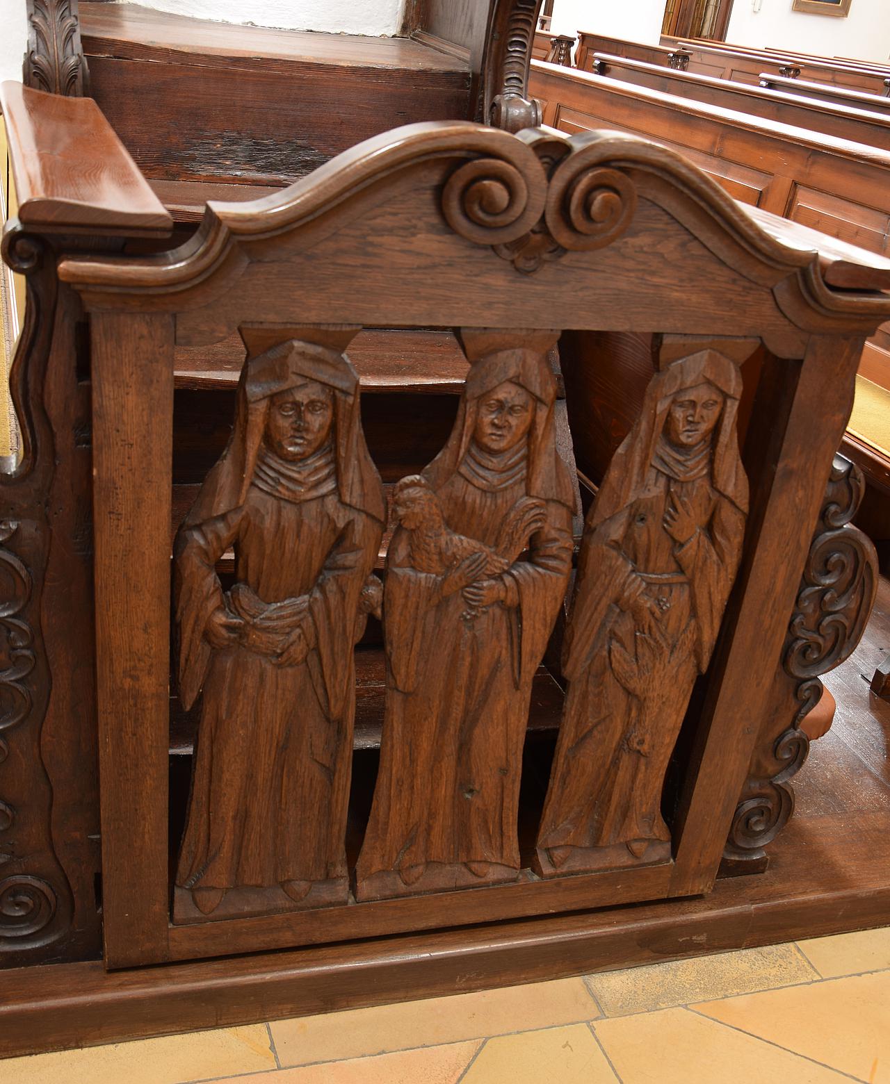 Brüstungstür mit Relieffiguren von drei Nonnen. pde-Foto: Emanuel Braun