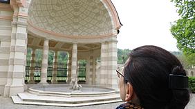 Kunsthistorikerin und Stadtführerin Claudia Grund blickt auf den Pavillon im Eichstätter Hofgarten.