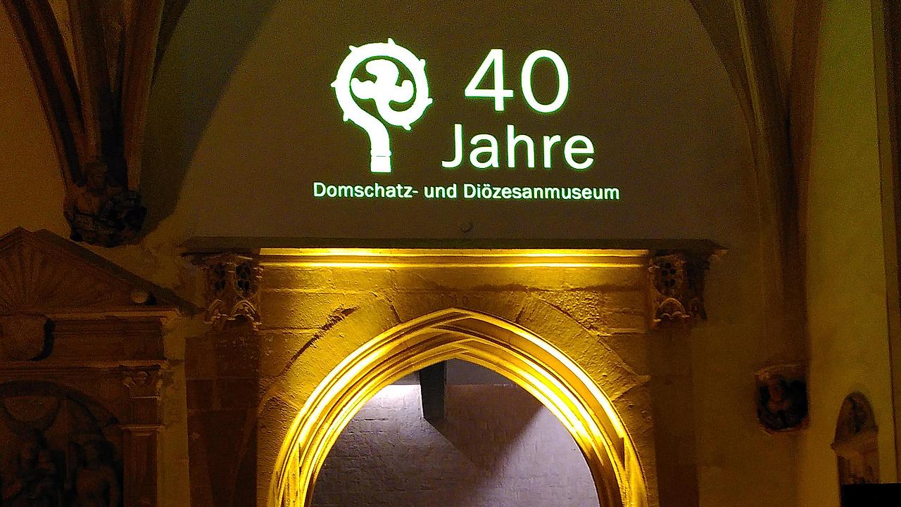 Eingangsportal des Museums mit Lichtinstalation.